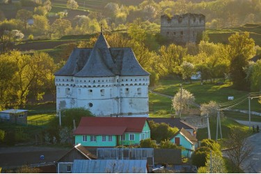 Sutkivtsi is a village with castle ruins and a medieval church-fortress