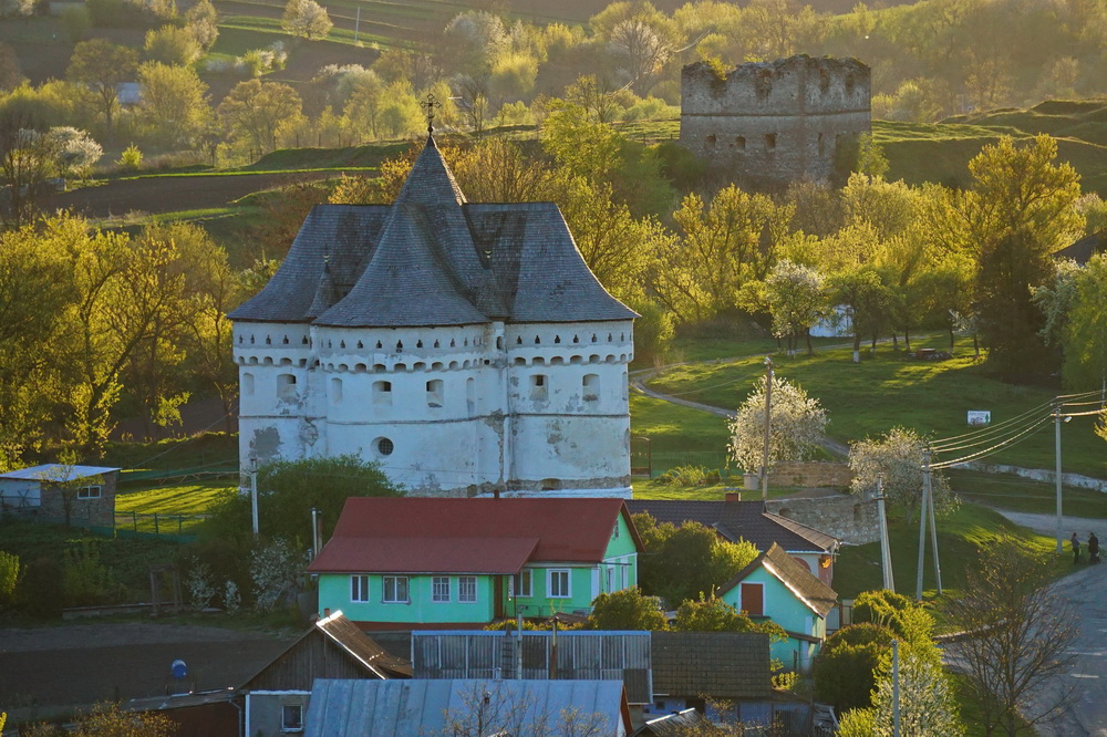 Сутківці – село з руїнами замку та середньовічною церквою-фортецею